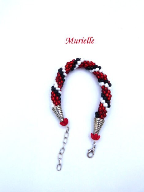Bracelet Murielle est composé de perles rouges avec insertion de perles blanches et noires, le tout terminé par des embouts de métal argent et une autre petite perle rouge. Son fermoir est pince de homard avec une chaîne pour un meilleur ajustement. Longueur : 19 à 23 cm)