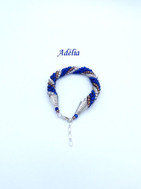 Adélia bracelet de perles de verre fait au crochet avec des perles bleues et insertion de perles argent et brunes , le tout terminé par un fermoir à pince de homard argent. Longueur:21 à 23 cm