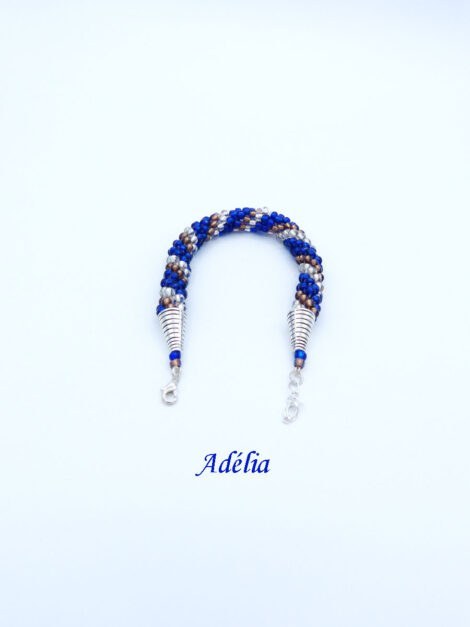 Adélia bracelet de perles de verre fait au crochet avec des perles bleues et insertion de perles argent et brunes , le tout terminé par un fermoir à pince de homard argent. Longueur:21 à 23 cm