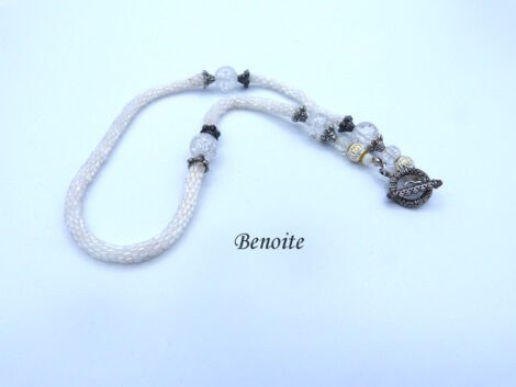 Bracelet de perles de fait au crochet avec des perles blanches uni , le tout terminé par un fermoir à bascule argent.