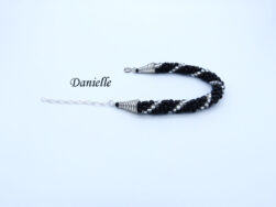 Bracelet de perles de verre Danielle. Bracelet de perles fait au crochet. Les perles sont noires avec insertion de perles transparente et un fermoir argent (pince de homard)