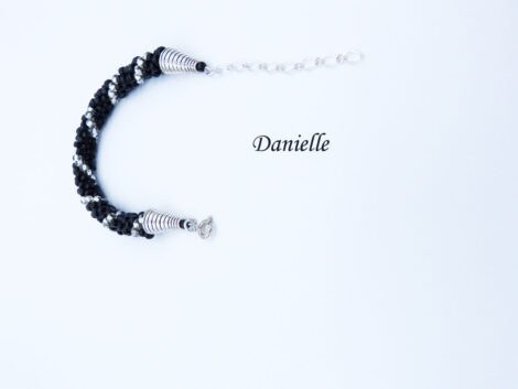 Bracelet de perles de verre Danielle. Bracelet de perles fait au crochet. Les perles sont noires avec insertion de perles transparente et un fermoir argent (pince de homard) Il mesure:20 à 25 cm