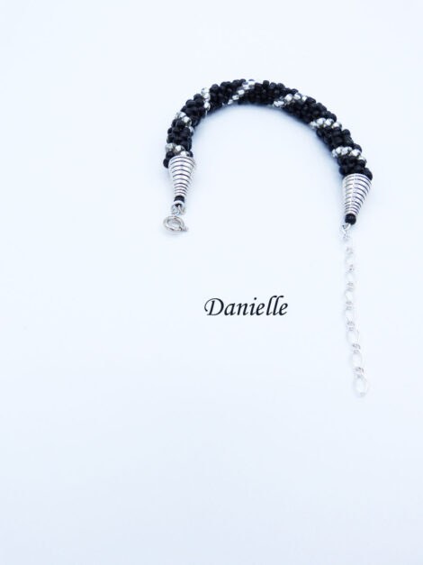 Bracelet de perles de verre Danielle. Bracelet de perles fait au crochet. Les perles sont noires avec insertion de perles transparente et un fermoir argent (pince de homard) Il mesure:20 à 25 cm
