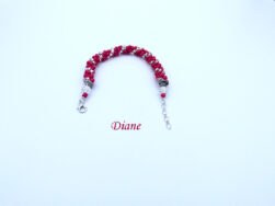 Bracelet de perles de verre fait au crochet avec des perles roses et insertion de perles argent, le tout terminé par un fermoir à pince de homard argent.