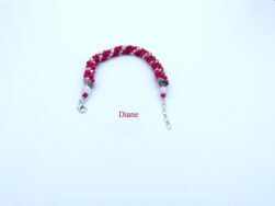 Bracelet de perles Diane.  Bracelet fait au crochet avec des perles rose foncé et insertion de perles argentée la finition est avec un fermoir a pince de homard en argent.