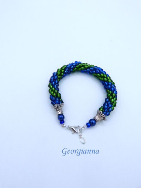 Bracelet de perles de verre fait au crochet avec des perles verte et insertion de perles bleues , le tout terminé par un fermoir à pince de homard argent.