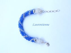 Bracelet de perles de verre il est dans dans les couleurs de bleu avec insertion de perles argent. Sa finition est avec une grosse perle en verre transparent et un fermoir homard. Ce bracelet est fait de perles tchèques. Il mesure:18 à 21 cm