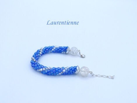 Bracelet de perles de verre il est dans dans les couleurs de bleu avec insertion de perles argent. Sa finition est avec une grosse perle en verre transparent et un fermoir homard. Ce bracelet est fait de perles tchèques. Il mesure:18 à 21 cm.