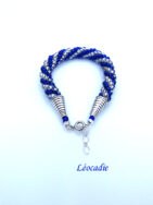 Bacelet tissé en perles rocaille, un bracelet très moderne. Il est composé de perles bleues avec insertion de perles bleues. Le fermoir est une pince de homard. Il mesure 20 à 22