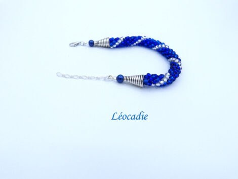 Bacelet tissé en perles rocaille, un bracelet très moderne. Il est composé de perles bleues avec insertion de perles bleues. Le fermoir est une pince de homard. Il mesure 20 à 22