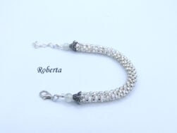 Roberta bracelet de perles de verre fait au crochet avec des perles argent , le tout terminé par un fermoir à pince de homard argent. Il mesure 16 à 19 cm.