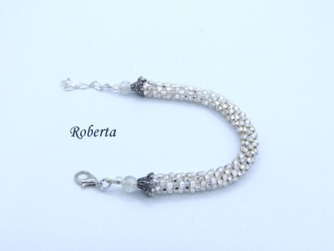 Roberta bracelet de perles de verre fait au crochet avec des perles argent , le tout terminé par un fermoir à pince de homard argent. Il mesure 16 à 19 cm.