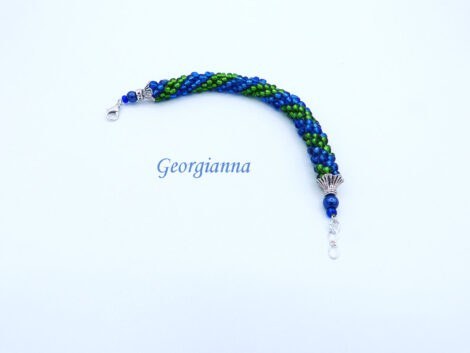 Georgianna bracelet de perles de verre fait au crochet avec des perles vertes et insertion de perles bleues , le tout terminé par un fermoir à pince de homard argent avec une chaîne il mesure 18 à 20 cm.