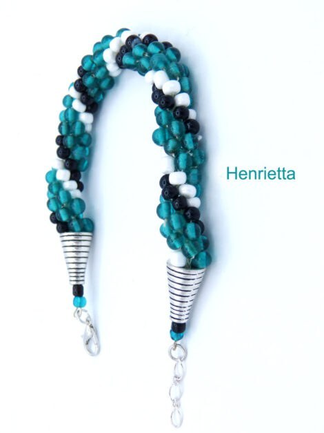 Bracelet de perles de verre Henrietta.   Ce bracelet a été crocheté avec des  perles de verre . Les perles sont de couleur verte avec insertion de perles noires et blanches. Fermoir argent pince de homard.