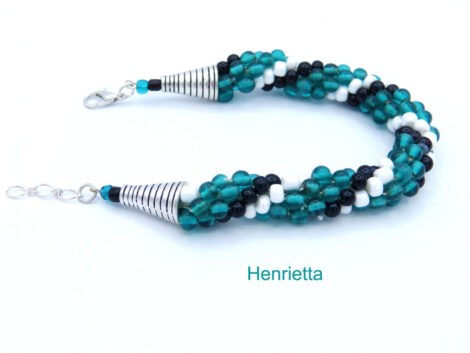 Bracelet de perles de verre Henrietta. Ce bracelet a été crocheté avec des perles de verre . Les perles sont de couleur verte avec insertion de perles noires et blanches. Fermoir argent pince de homard. Il mesure: 20 à 22 cm