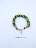 Bracelet Marie-Suzanne. Bracelet de perles. Les perles de ce dernier sont vertes avec insertion de perles brunes et or.. Fermoir a homard et une chaine de sécurité. Ce bracelet est composé de perles vertes avec insertion de perles or et brune. Ce bracelet mesure de 20 à 21 cm.