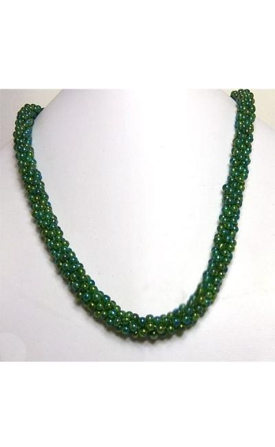 Collier de perles vert,. Collier de perles de verre vertes, ce collier est fait au crocher avec un fermoir a bascule