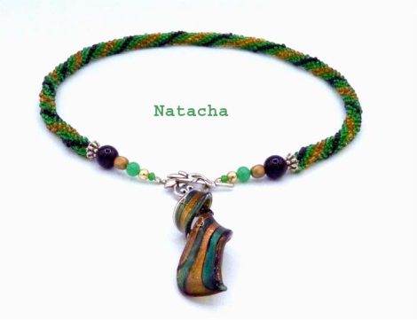 Collier de perles de verre Natacha est composé de perles de couleur vert, or et noire et un pendentif dans les même couleurs