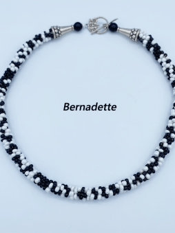 <img src="collier.png" alt="collier en perles noires et blanche Bernadette – coloris blancet noire" />