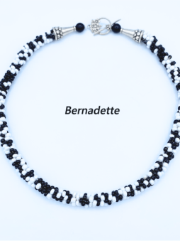 Collier de perles  Bernadette