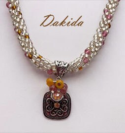 Le collier de perles reste un symbole d’élégance. Chaque perle tisse une histoire de glamour et de raffinement, captivant l’attention. Les perles rocaille, en verre soufflé, offrent une beauté brute et authentique, tandis que les perles or et rose injectent une modernité sophistiquée. Ce bijou, crocheté à la main, promet une qualité. Long de 57 cm, il se porte en toute occasion, rehaussant une tenue de jour comme de soirée.