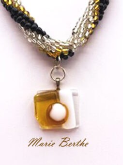 Le collier de perles Marie-Berthe incarne l’élégance discrète et le charme remarquable. Chaque pièce est unique, façonnée à la main avec des perles de verre aux teintes harmonieuses de bronze, rehaussées de perles blanches et noires. Son pendentif en forme de larme complète ce tableau avec grâce. Le fermoir, conçu pour une attache aisée, promet de sublimer votre allure. Portez-le et vous captiverez l’attention bienveillante des passants. Chaque collier est certifié authentique, présenté dans un sac cadeau. Offert sans taxe et avec livraison gratuite au Québec, il est également disponible à l’international pour rayonner partout.