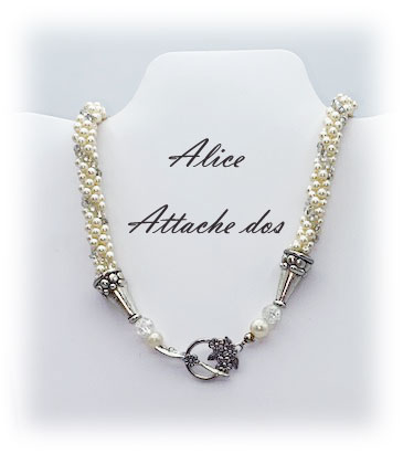 Découvrez un classique intemporel de notre collection : le collier de perles élégant et unique. Chaque collier est accompagné d’un certificat d’authenticité, gage de son exclusivité. Long de 60 cm avec un pendentif de 3 cm, il se compose de perles blanches ponctuées de perles transparentes pour un effet des plus raffinés. Le fermoir décoratif est conçu pour faciliter son utilisation, même pour ceux souffrant de douleurs aux mains.