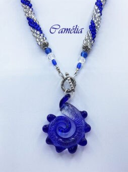 collier crocheté éblouissant. Imaginé pour scintiller, ce bijou est composé de perles de satin blanches, rehaussées de perles bleues pour une touche royale. Chaque perle est sélectionnée pour sa qualité supérieure, promettant un éclat durable.