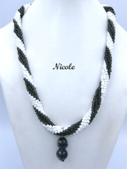 collier de perles noires et blanche avec un pandantif noire et son fermoir a bascule toujours aussi populaire