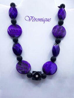 Collier de perles Véronique avec ses perles mauve et noir et un dé au centre