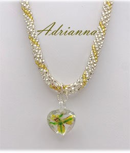 Magnifique collier de perles de verre transparent avec insertion de perles or, une création unique de l'artiste québécoise Isa Belle Dugas. Ce collier est effectivement lumineux et frais, parfait pour ajouter de la beauté à votre apparence, que ce soit avec une robe, un tailleur ou un pantalon. Le collier mesure 49 centimètres de long, avec des pendentifs de 13 centimètres, et est équipé d'un fermoir facile à utiliser pour les personnes ayant des douleurs aux mains.