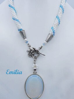 Ce collier artisanal séduit par son contraste chaleureux et vibrant. Il est composé de perles blanches. Entre elles, de petites perles bleue sont insérées à intervalles réguliers. Elles apportent des touches lumineuses.