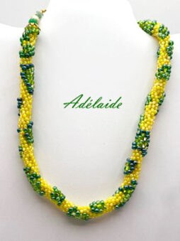 Les colliers de perles sont des classiques intemporels, parfaits pour toute occasion. Chez Métiers-Art, notre collier de perles Adélaïde incarne l’élégance. Chaque perle de couleur jaune avec insertion de perles verte est méticuleusement choisie, formant un bijou d’une qualité exceptionnelle. Fait à la main, il reflète un savoir-faire artisanal. Avec une longueur de 48 cm et un pendentif de 5 cm, il convient à toutes les silhouettes. Ce collier s’adapte à votre style