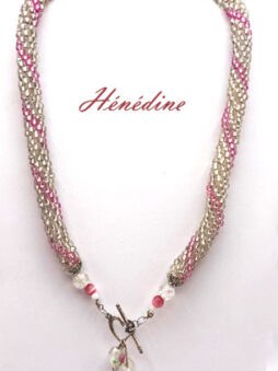 Mesurant 55 cm de long et 3,5 cm de diamètre.
