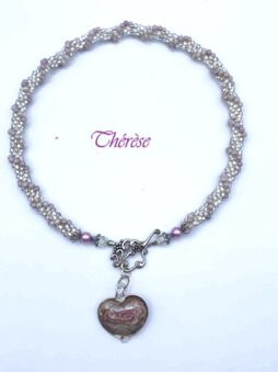 Colliers de perles de verre. Ce magnifique collier de perles de verre sont de couleur transparente avec insertion de perles lila et un pendentif en forme de cœur avec les mêmes couleurs