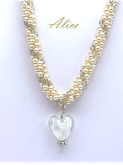 Découvrez un classique intemporel de notre collection : le collier de perles élégant et unique. Chaque collier est accompagné d’un certificat d’authenticité, gage de son exclusivité. Long de 60 cm avec un pendentif de 3 cm, il se compose de perles blanches ponctuées de perles transparentes pour un effet des plus raffinés. Le fermoir décoratif est conçu pour faciliter son utilisation, même pour ceux souffrant de douleurs aux mains.