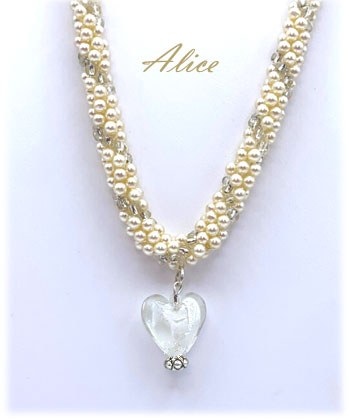 Découvrez un classique intemporel de notre collection : le collier de perles élégant et unique. Chaque collier est accompagné d’un certificat d’authenticité, gage de son exclusivité. Long de 60 cm avec un pendentif de 3 cm, il se compose de perles blanches ponctuées de perles transparentes pour un effet des plus raffinés. Le fermoir décoratif est conçu pour faciliter son utilisation, même pour ceux souffrant de douleurs aux mains.