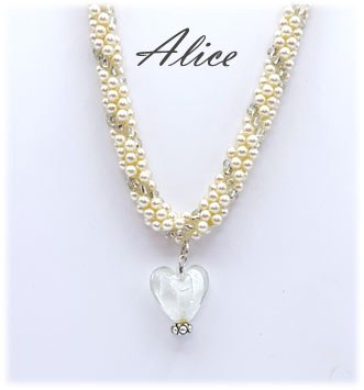 Découvrez un classique intemporel de notre collection : le collier de perles élégant et unique. Chaque collier est accompagné d’un certificat d’authenticité, gage de son exclusivité. Long de 60 cm avec un pendentif de 3 cm, il se compose de perles blanches ponctuées de perles transparentes pour un effet des plus raffinés. Le fermoir décoratif est conçu pour faciliter son utilisation, même pour ceux souffrant de douleurs aux mains.