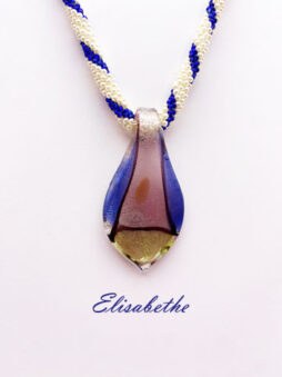 Ce collier semble être un choix exquis pour ceux qui cherchent à ajouter une touche d’élégance et de caractère à leur garde-robe. La combinaison de perles de satin et de perles bleues offre un contraste visuel captivant, tandis que la longueur et la conception du pendentif sont pensées pour flatter la silhouette.