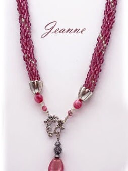 Découvrez un magnifique collier de perles qui fera tourner les regards, quelle que soit l’occasion. Avec son design élégant et raffiné, il peut être porté aussi bien avec une tenue de soirée sophistiquée qu’avec un jean décontracté. Cette pièce unique a été créée avec des pierres de verre rose et des perles transparentes, offrant un contraste subtil et charmant. Le collier mesure 51 cm de longueur, avec un pendentif de 6 cm, offrant une longueur parfaite pour toutes les morphologies.