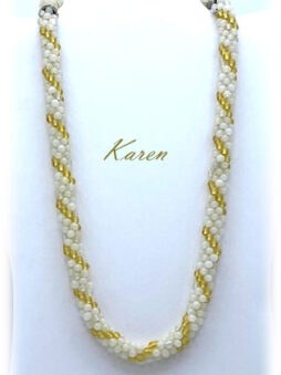 Ce collier de perles unique, héritage de demain, est né dans mon atelier de Laval. Chaque perle, soigneusement sélectionnée, tisse un lien entre les générations. D’une longueur de 60 cm, fermoir inclus, il arbore un pendentif en verre de 4,5 cm. La perle couleur miel, ma teinte de prédilection, offre une polyvalence inégalée, s’harmonisant avec toute garde-robe. Son fermoir, d’une simplicité d’utilisation, et son poids, étudié pour le confort, en font un bijou des plus agréables à porter.
