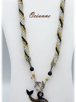 Ce collier de perles est une pièce unique, alliant élégance et originalité. Son fermoir décoratif est conçu pour faciliter l’usage, même pour ceux ayant des difficultés avec leurs mains. La perle centrale en forme de poisson en fait le cadeau idéal pour les natifs du signe des Poissons.