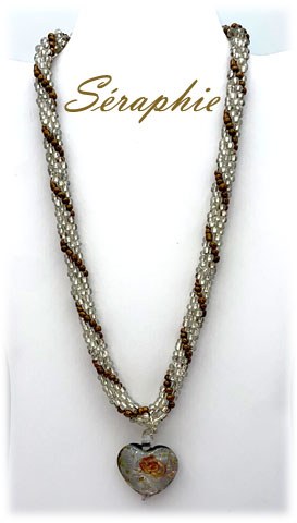 Ce magnifique collier est entièrement crocheté à la main avec des perles tchèques de couleur claire et agrémenté de perles de bronze.
Le fermoir est orné de caps argentées et se ferme avec un fermoir à bascule, offrant une grande facilité d’utilisation.
Le collier mesure 53 cm de longueur totale (20 3/4 pouces) et 3 1/2 cm de largeur (1 1/4 pouce), ce qui en fait un accessoire à la fois élégant et polyvalent.
Au centre de ce collier, vous trouverez une pièce de verre en forme de cœur, qui apporte une touche de romantisme et de sophistication.
Ce collier est non seulement un choix de mode exceptionnel, mais il peut également être un cadeau magnifique pour quelqu’un de spécial.