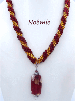 Le collier de perles de verre que je fabrique est le résultat d'une technique complexe.
