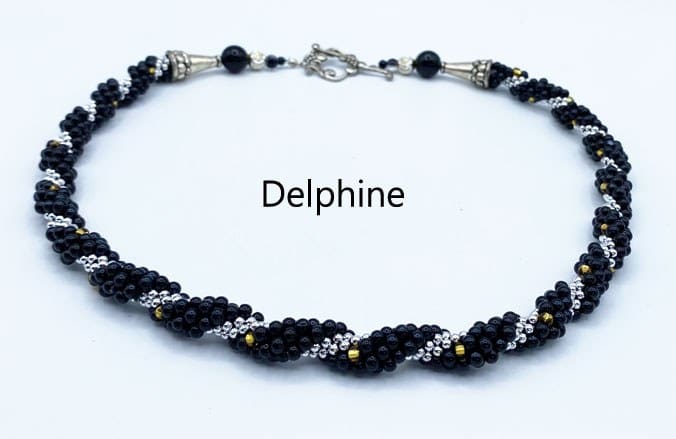 collier de perles noir avec insertion de perles argent