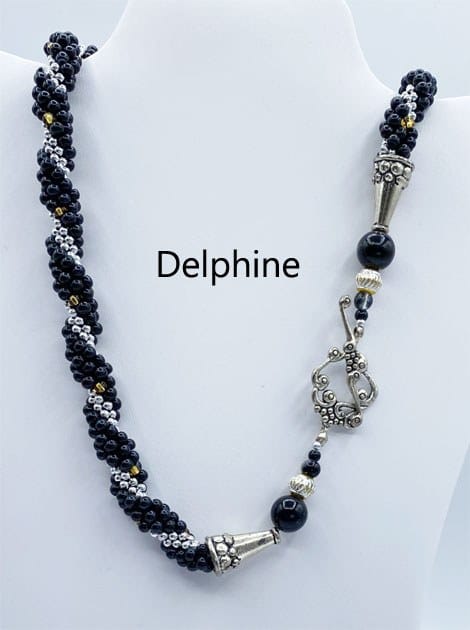 Collier de perles noire avec insertion de perles argent