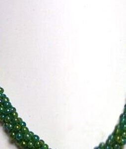 Collier de perles. Les perles sont de couleur vert foncé.