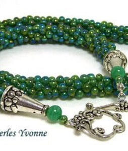 Collier de perles de verre. Collier fait au crochet . Les perles sont de couleur vert et un fermoir a bascule